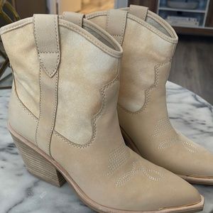BRAND NEW!!! Dolce Vita Nashe Boots in Vanilla Nubuck in Size 8